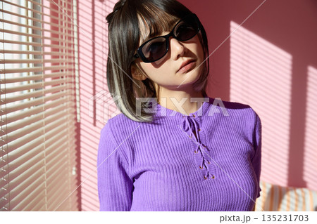 お洒落好きなアジアの若い女性のクールなポートレート 135231703