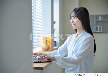 ノートパソコンを操作する20代の女性 135231730