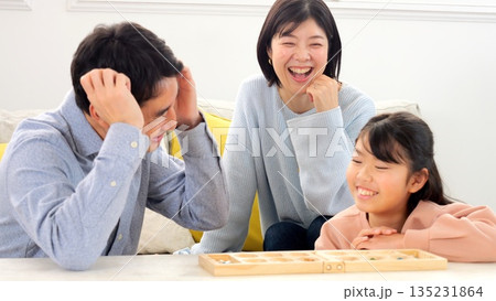家族でテーブルゲーム 脳トレ 会話 イメージ 135231864