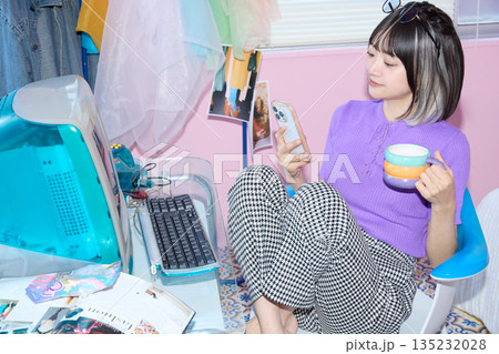 自宅で仕事をするフリーランスの若い女性のポートレート 自宅で仕事をするフリーランスの若い女性のポートレート 135232028