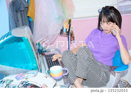 自宅で仕事をするフリーランスの若い女性のポートレート 自宅で仕事をするフリーランスの若い女性のポートレート 135232033