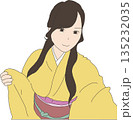 着物を着て自撮りする女性 135232035