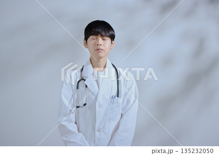 白衣の若い男性医師 白衣の若い男性医師 135232050