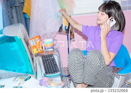 自宅で仕事をするフリーランスの若い女性のポートレート 自宅で仕事をするフリーランスの若い女性のポートレート 135232068