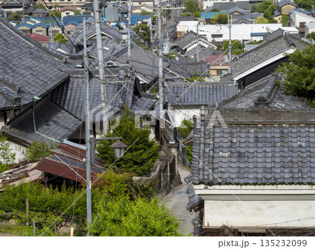 古い日本家屋が建つ山の斜面 古い日本家屋が建つ山の斜面 135232099