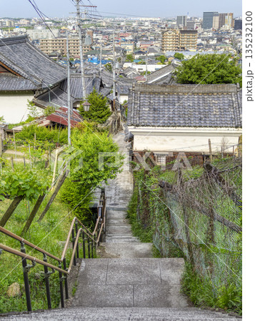 古い日本家屋が建つ山の斜面 135232100