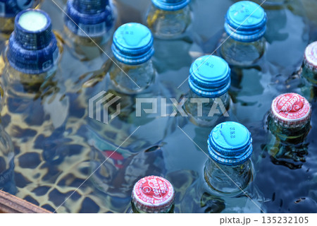 納涼 井戸水で飲み物を冷やす 納涼 井戸水で飲み物を冷やす 135232105