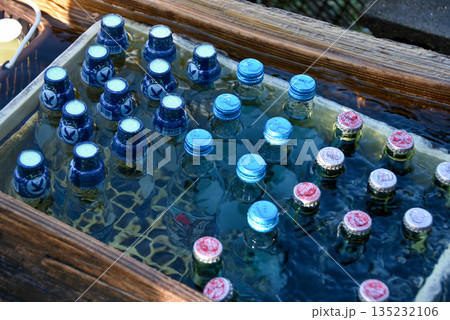 納涼　井戸水で飲み物を冷やす 135232106