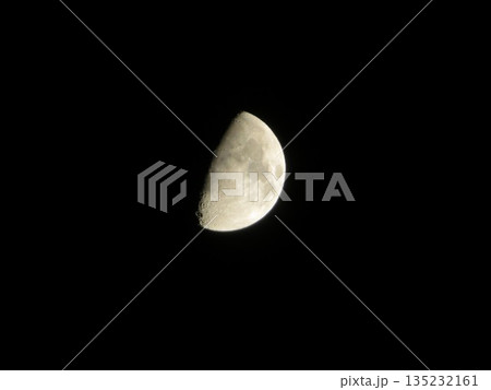 半月 夜空 半月 夜空 135232161
