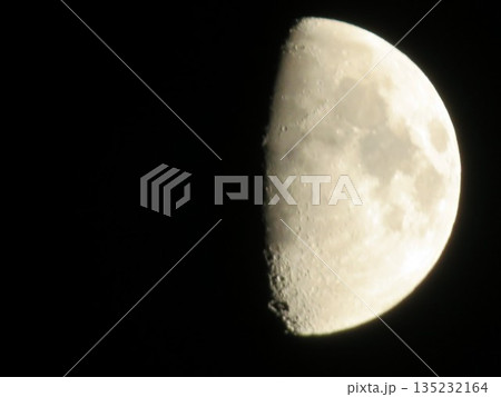半月 夜空 半月 夜空 135232164