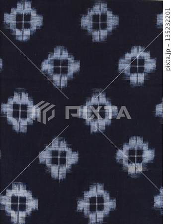 大きな絣模様の布地 135232201