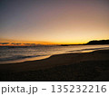 美しい海岸の朝日 135232216
