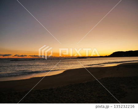 美しい海岸の朝日 135232216