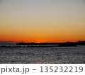 海岸から見た朝焼け 135232219
