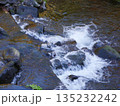 岩の間を流れる清流 135232242
