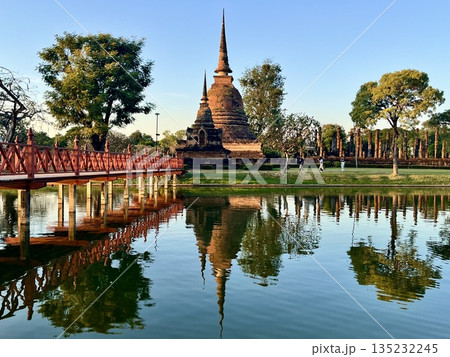 世界遺産　スコータイ歴史公園ワット・サーシーの夕暮れ時 135232245