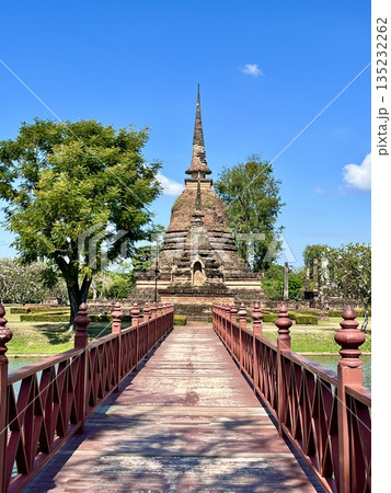 赤い橋を渡って世界遺産ワット・サーシーに到着 135232262