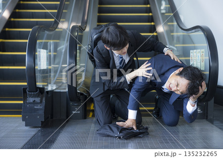 エスカレーター下で倒れるミドル男性 135232265