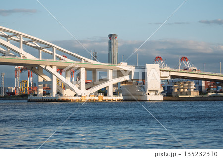夢舞大橋の巨大な可動部接続装置と咲洲コスモタワーのコラボレーション（大阪港・インフラ構造美） 135232310
