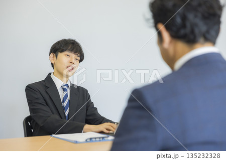 笑顔で話を聞くビジネスマン 笑顔で話を聞くビジネスマン 135232328