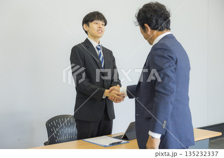 笑顔で話を聞くビジネスマン 　 135232337