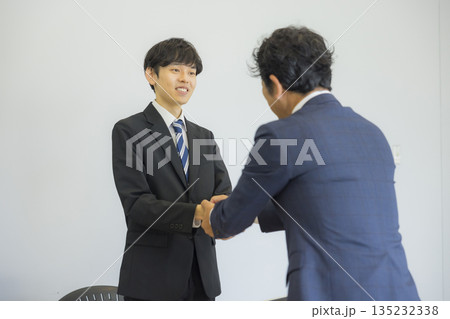 笑顔で話を聞くビジネスマン 　 135232338