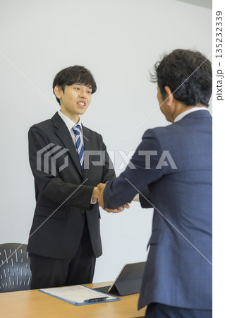 笑顔で話を聞くビジネスマン 　 135232339