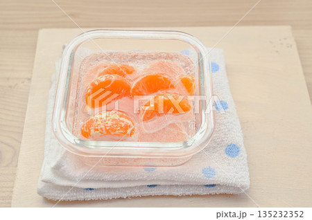炭酸水に入れたみかん 炭酸水に入れたみかん 135232352