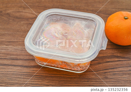 炭酸水に漬けたみかんを密封する 135232356