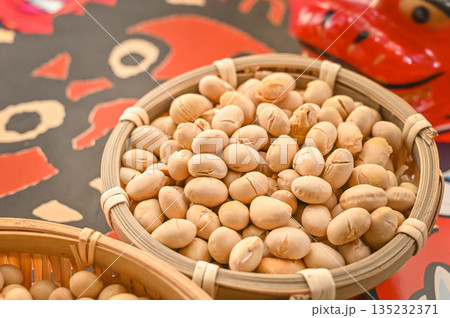 節分の豆まき 大豆 節分の豆まき 大豆 135232371