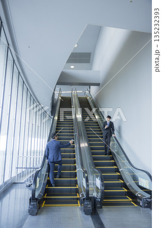 エスカレーターとビジネスマン  135232393