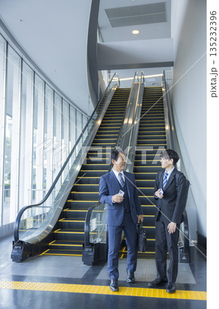 エスカレーターとビジネスマン  135232396