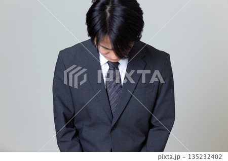 謝罪をするスーツ姿のミドル男性ビジネスマン 135232402