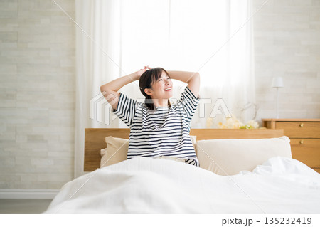 ベッドでくつろいでる女性 ベッドでくつろいでる女性 135232419