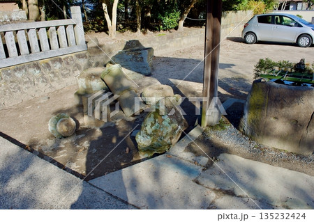 2026年1月島根鳥取地震で倒れた灯籠 2026年1月島根鳥取地震で倒れた灯籠 135232424