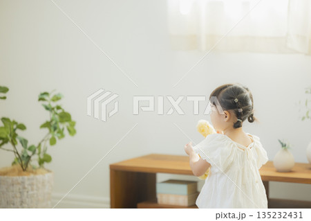 リビングで遊ぶ子供 リビングで遊ぶ子供 135232431