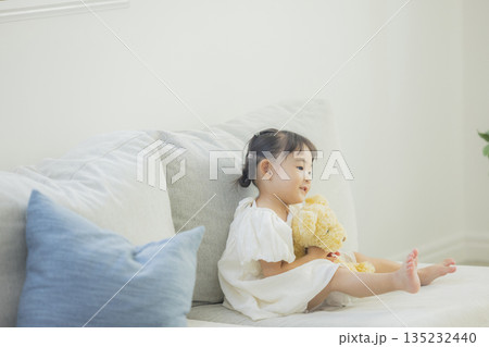 リビングで遊ぶ子供 リビングで遊ぶ子供 135232440