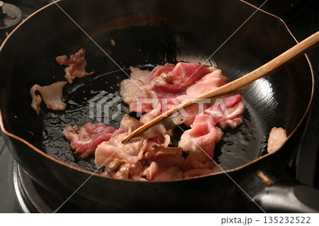 豚肉を炒めている様子 135232522