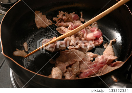 豚肉を炒めている様子 135232524