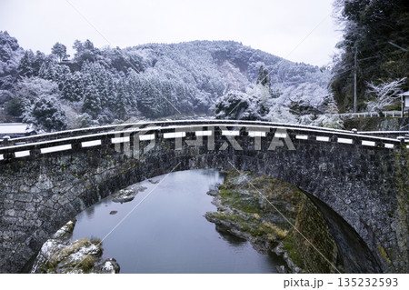 熊本県美里町のシンボル 美しい冬の霊台橋 熊本県美里町のシンボル 美しい冬の霊台橋 135232593