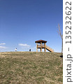 晴天の丘の上の展望台 135232622