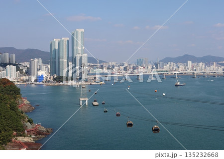 韓国の釜山松島海上ケーブルカーと釜山の町遠景2 135232668