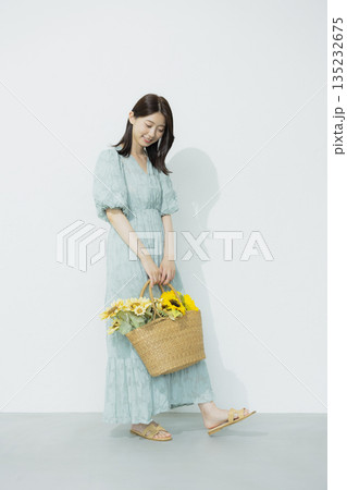 水色のワンピースを着た若い女性 135232675