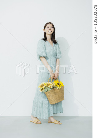 水色のワンピースを着た若い女性 135232678