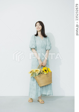 水色のワンピースを着た若い女性 135232679