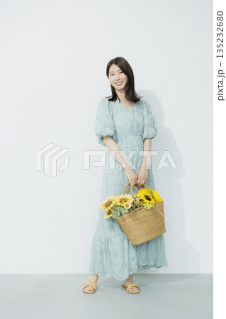 水色のワンピースを着た若い女性 135232680