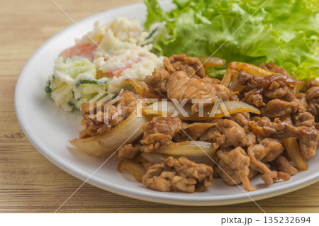 豚肉の生姜焼き 豚肉の生姜焼き 135232694