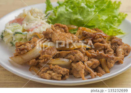 豚肉の生姜焼き 豚肉の生姜焼き 135232699