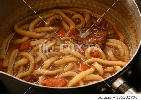 鍋に入ったカレーうどん 鍋に入ったカレーうどん 135232708