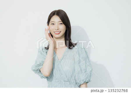 水色のワンピースを着た若い女性 水色のワンピースを着た若い女性 135232768